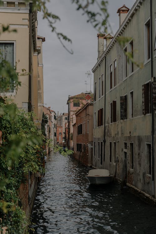 Foto d'estoc gratuïta de blocs de pisos, blocs residencials, canal