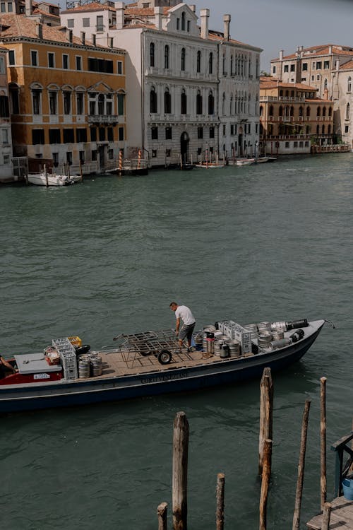 Immagine gratuita di architettura tradizionale, barca, canale