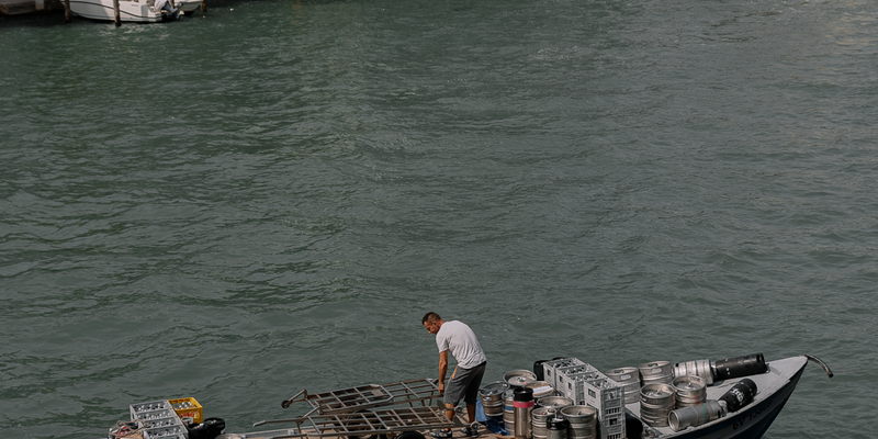 Un gondolero en el Gran Canal de Venecia