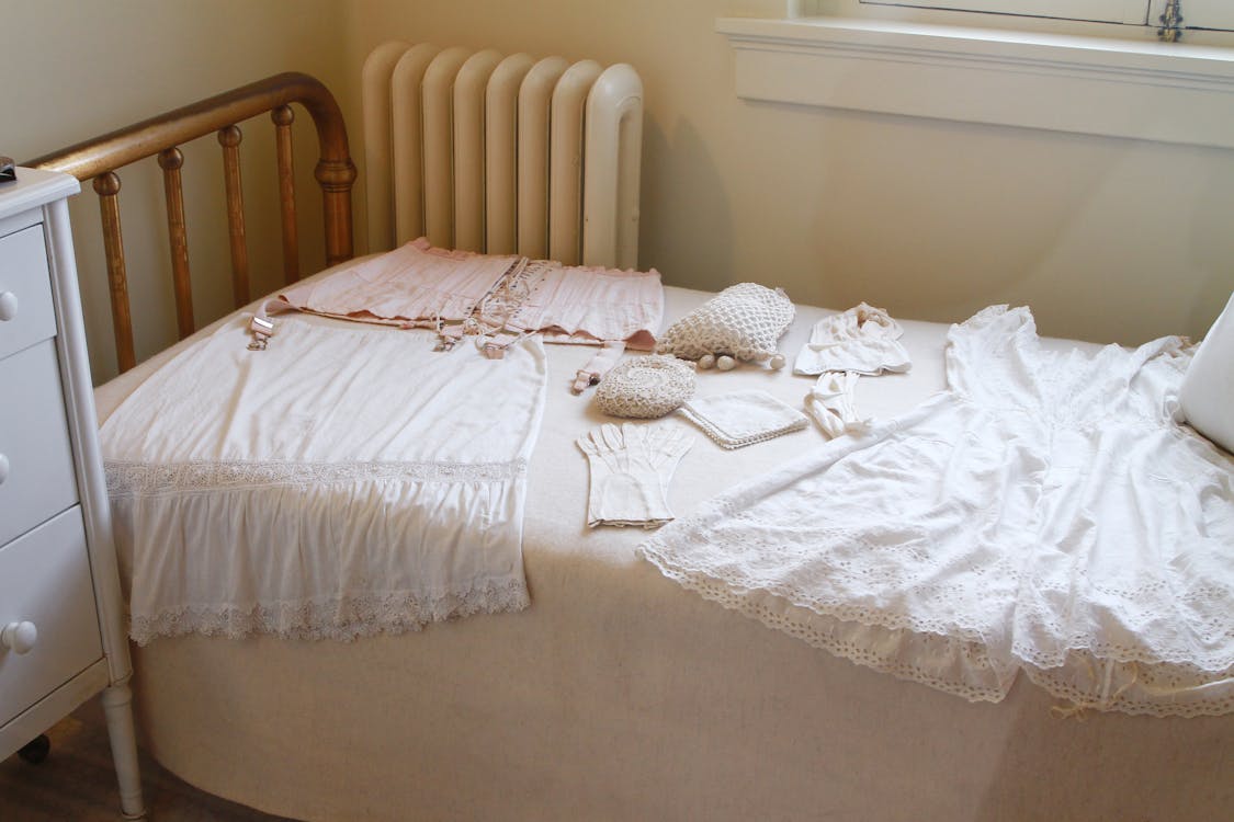 Ücretsiz Beyaz Yatak üzerine Beyaz Kolsuz Elbise Stok Fotoğraflar