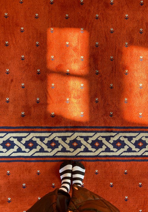 人腳腳, 地毯, 垂直拍攝 的 免費圖庫相片