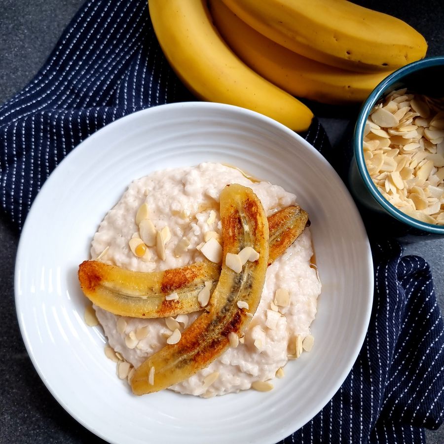 A creamy baked oat and barley bowl topped with caramelised fruit, photographed from above — Ana Palade on Pexels