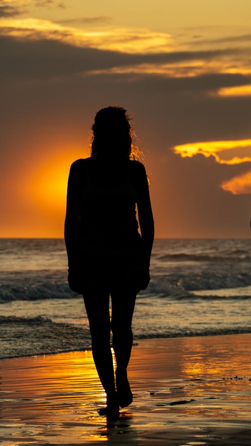 Kostenloses Stock Foto zu frau, gehen, meer