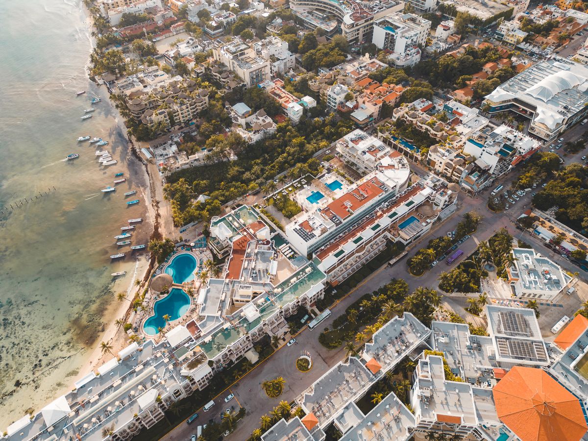 Cancún - Playa del Carmen - priveliște aeriană a orașului de pe litoral