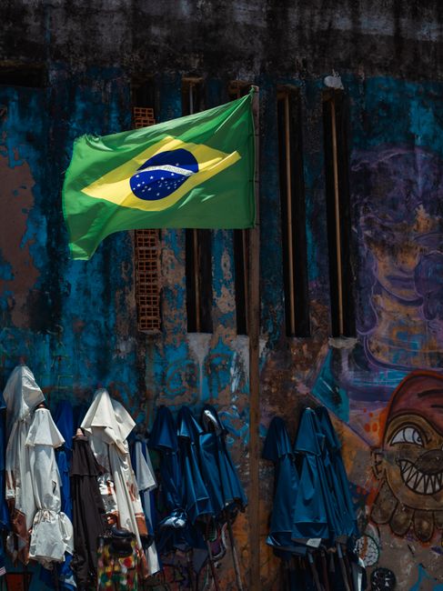 Fotomural Vibrante bandera brasileña con un fondo de mural en Salvador, mostrando la cultura del arte urbano.