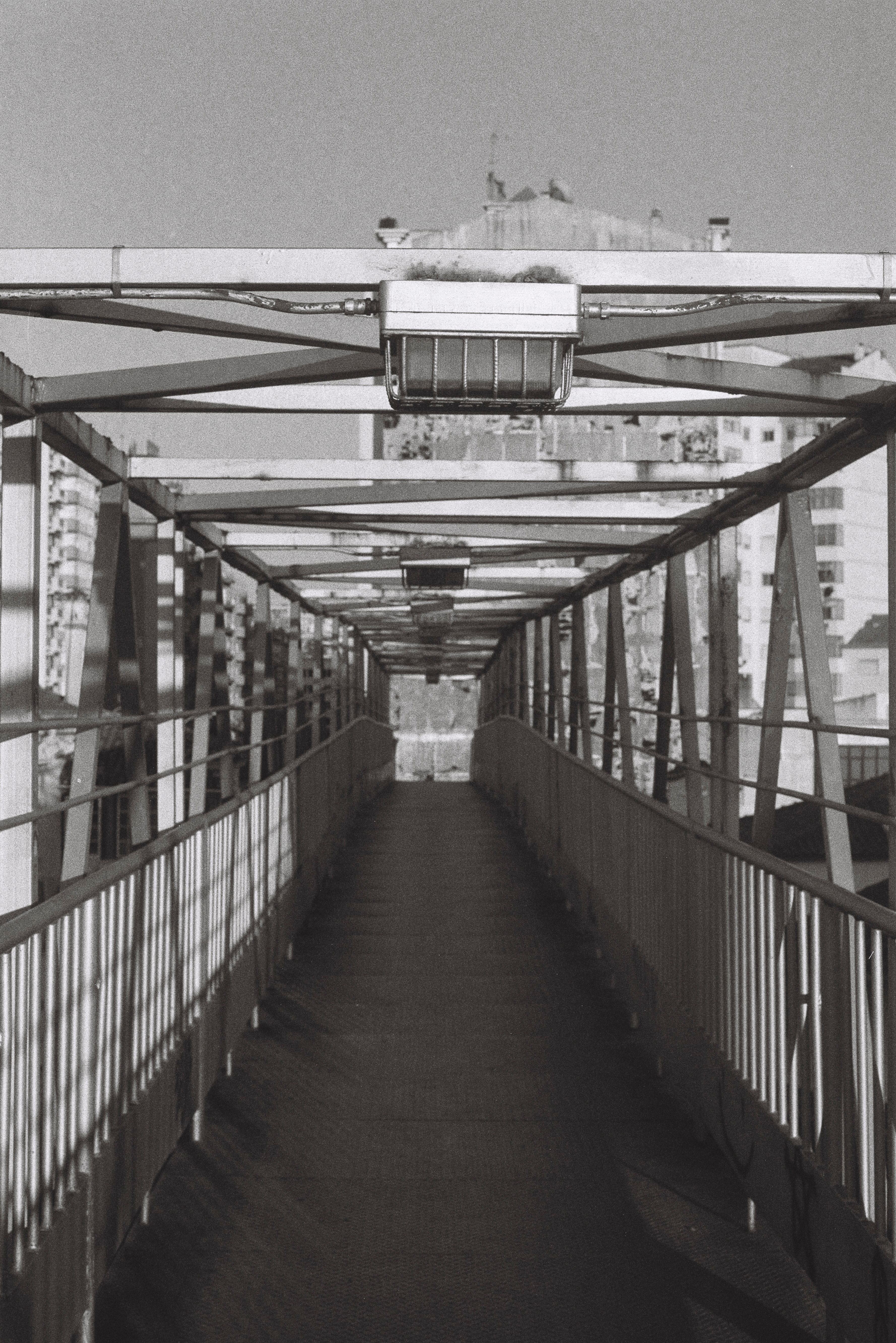 Fotomural Una imagen en monocromo de una pasarela urbana en Caldas da Rainha, Portugal.