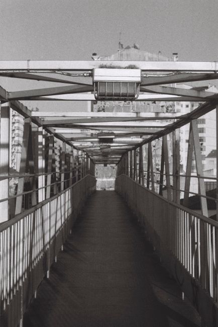 Fotomural Una imagen en monocromo de una pasarela urbana en Caldas da Rainha, Portugal.