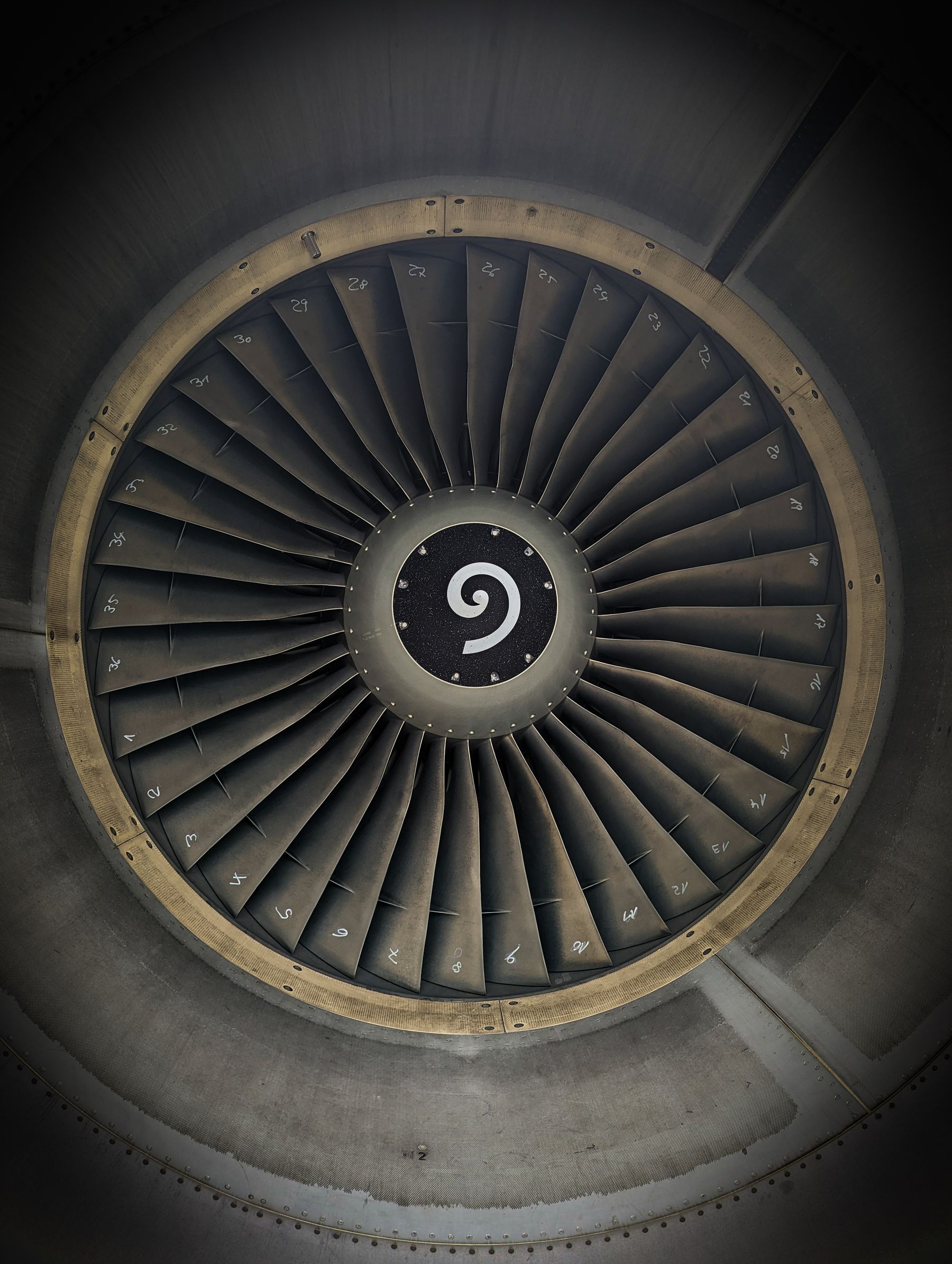 Detalhe das pás metálicas de um motor de avião