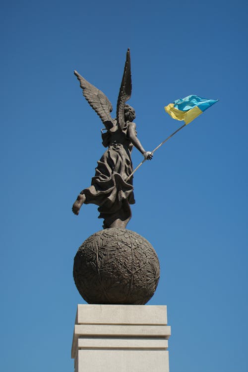 Bandeira Ucraniana Na Mão De Nika Em Kharkiv