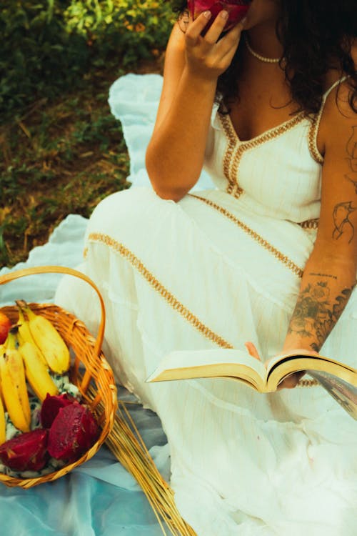  Beautiful Woman with Fruits