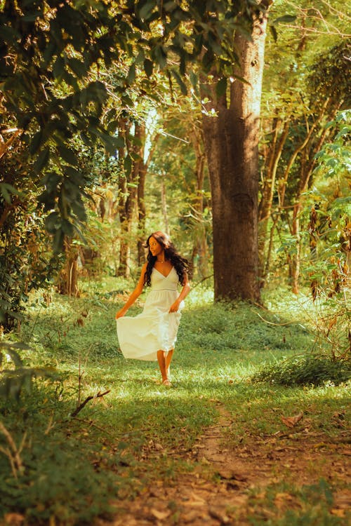 Foto stok gratis berjalan, gaun, hutan