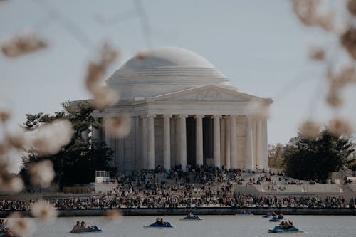 Crowd at Jefferson Memorial 