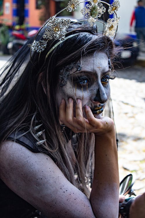 Foto profissional grátis de cara pintada, coroa, dia das bruxas