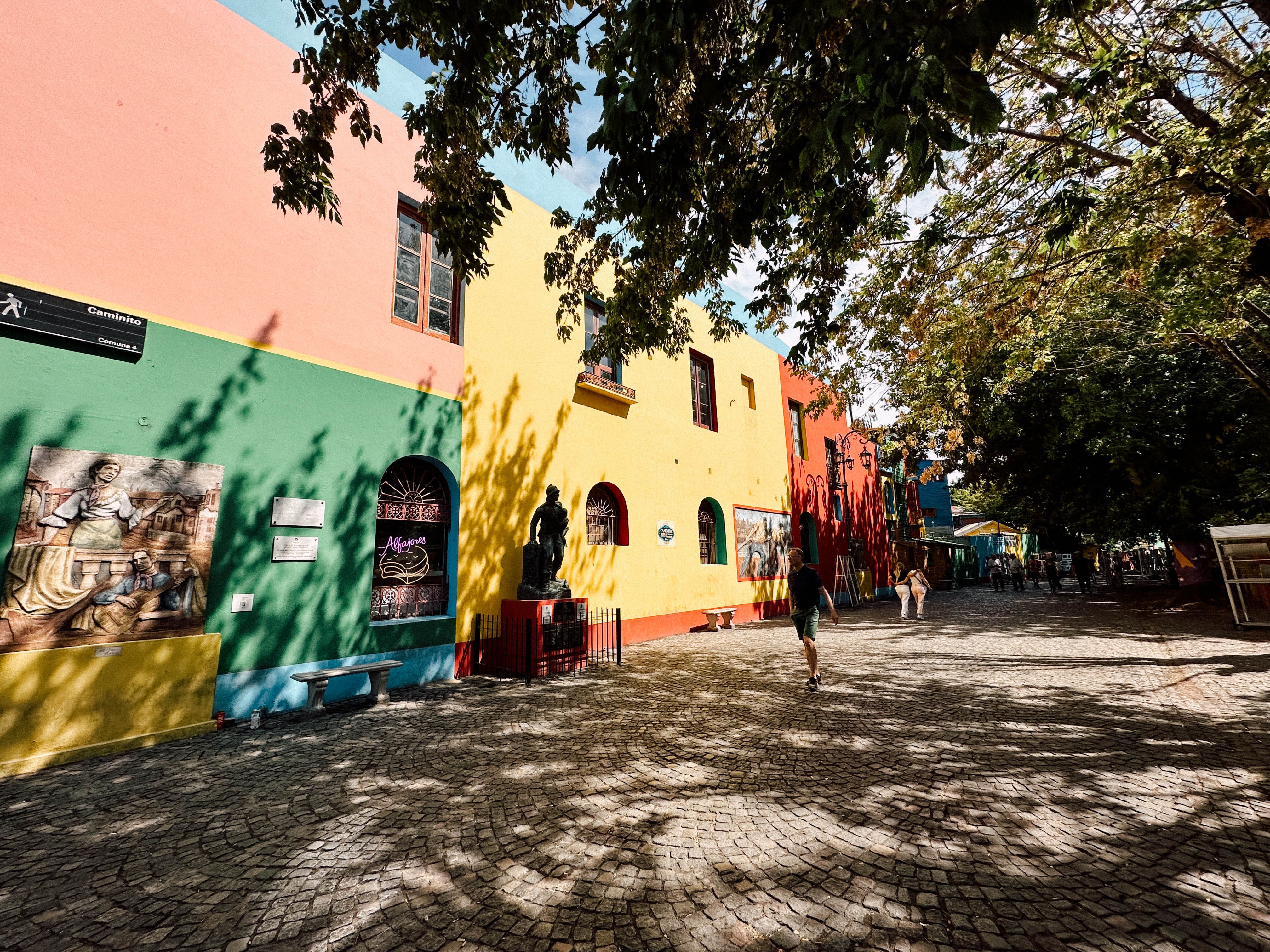 Viajante em Cabo Verde com documentos de viagem e seguro organizado