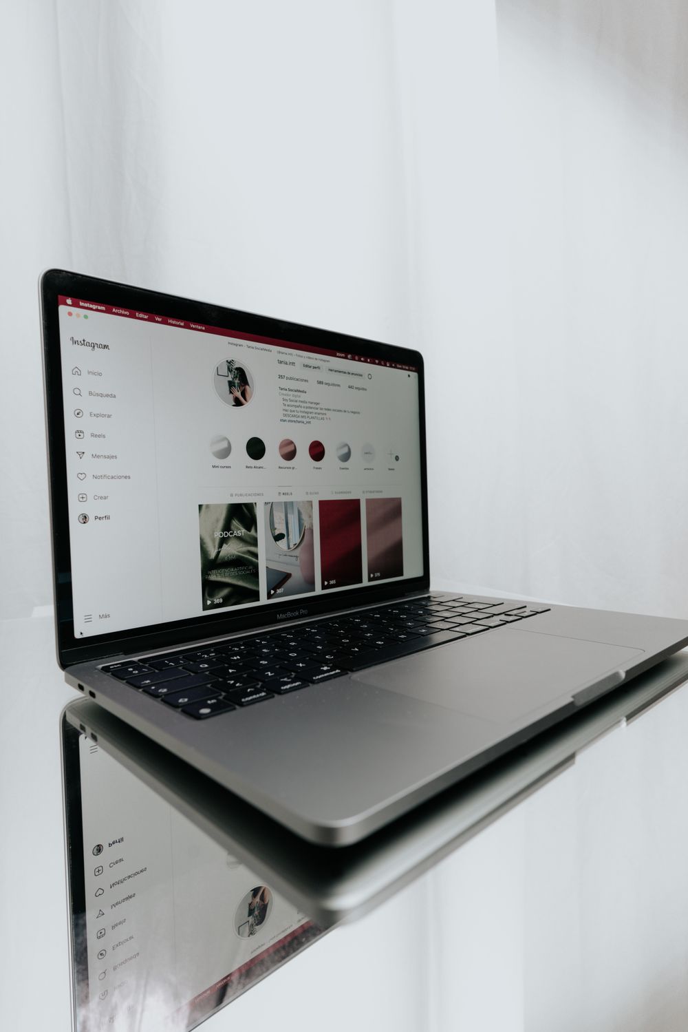 Notebook exibindo perfil de rede social