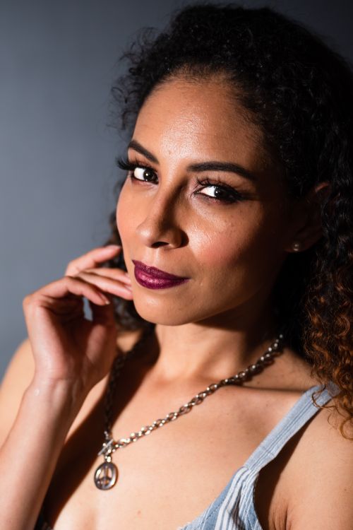 Free Sophisticated portrait of a woman wearing a necklace in a studio setting, showcasing beauty and elegance. Stock Photo