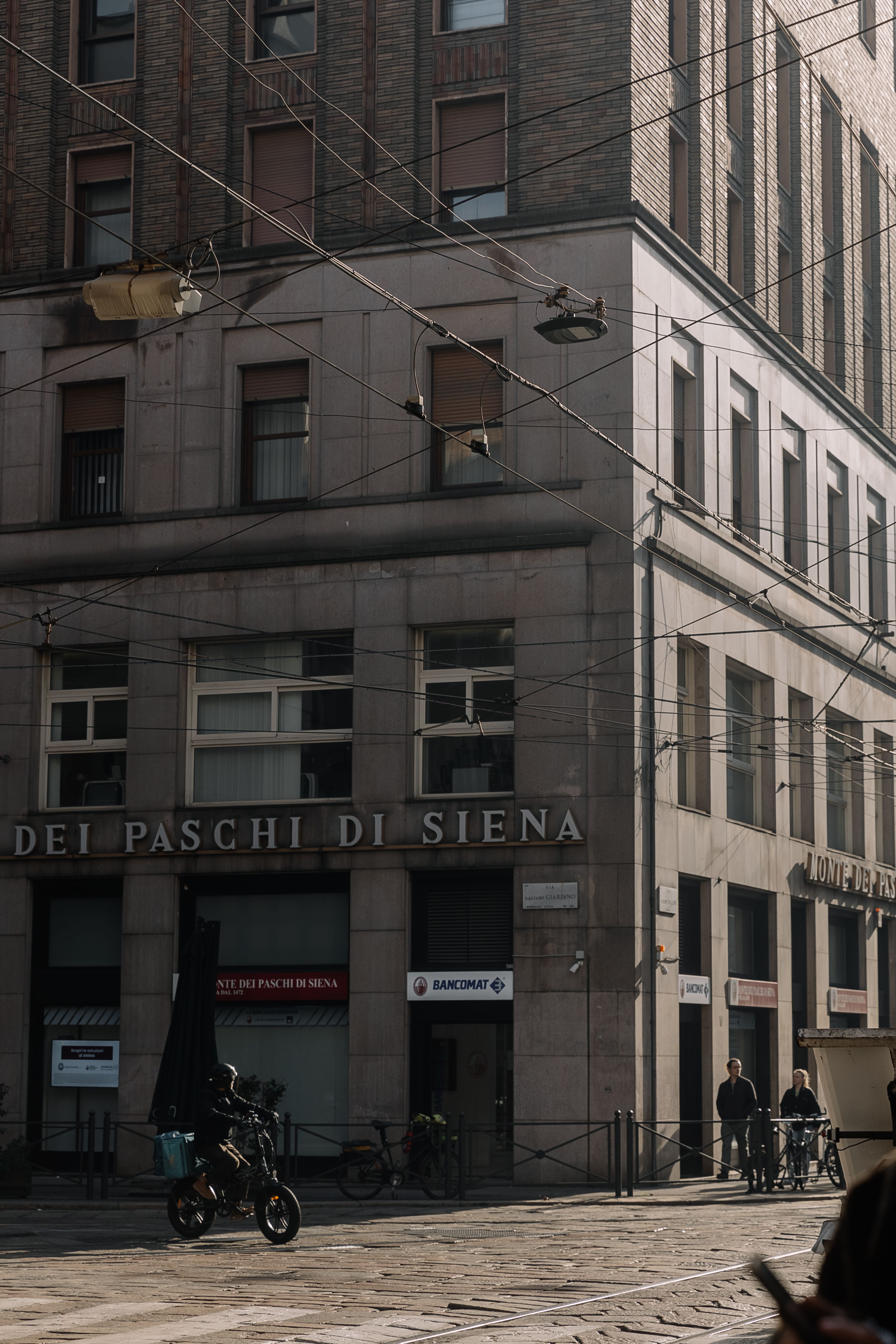 Exterior of a Traditional Building in City · Free Stock Photo