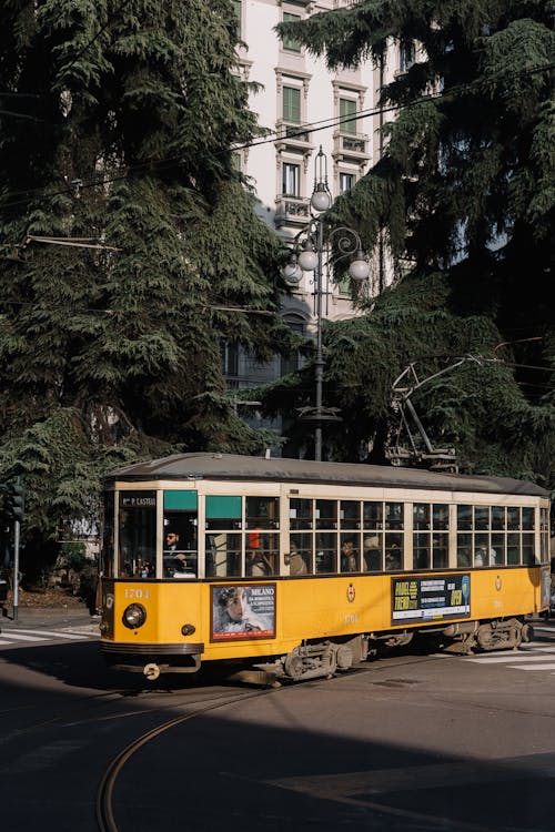 Gratis stockfoto met gele tram, openbaar vervoer, oud