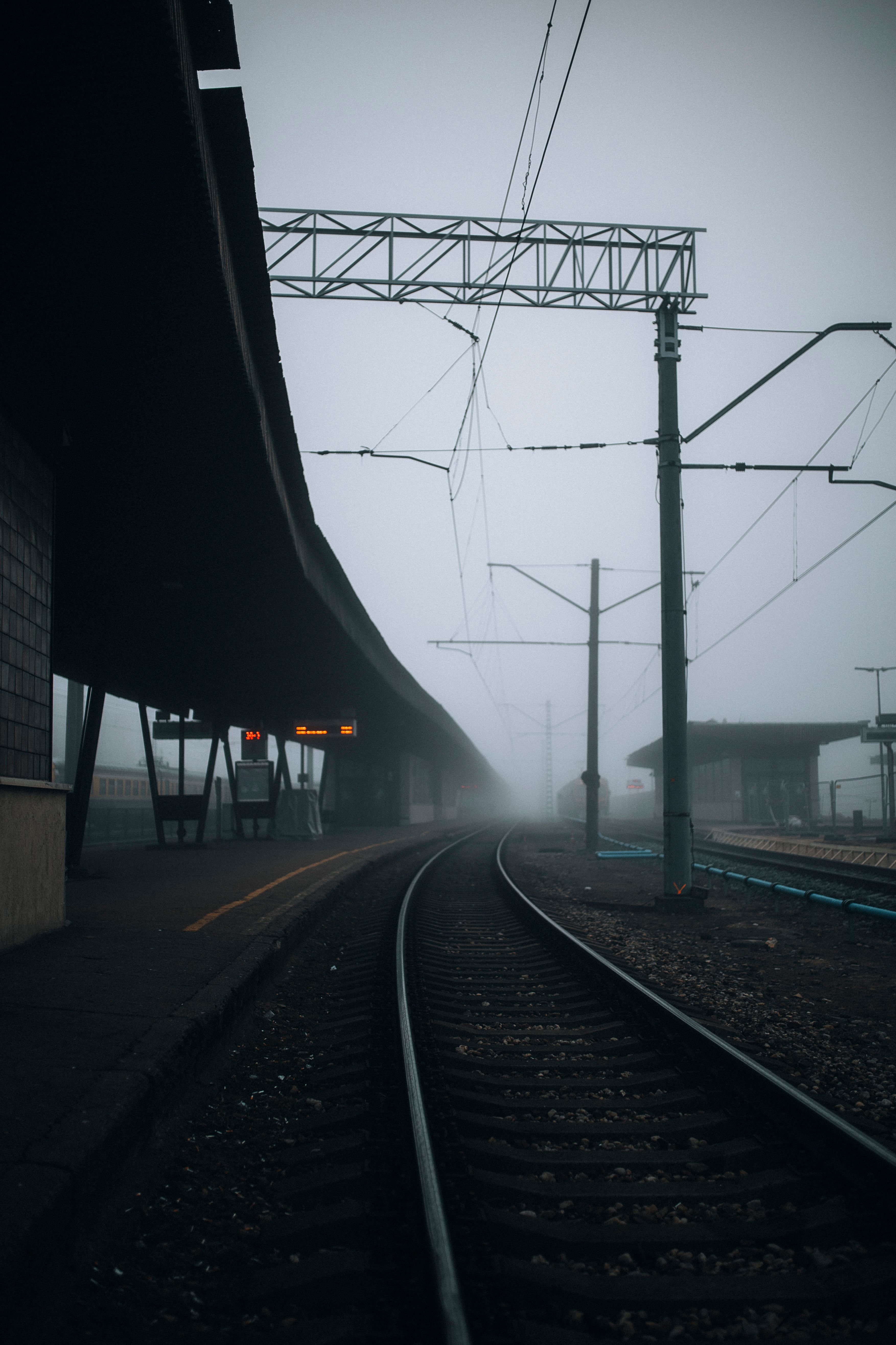 foto-de-stock-gratuita-sobre-estaci-n-de-tren-ferrocarril-neblina