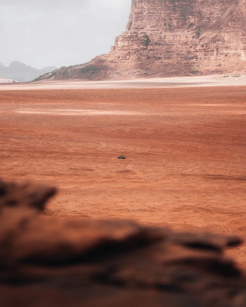 一辆汽车在沙漠中间