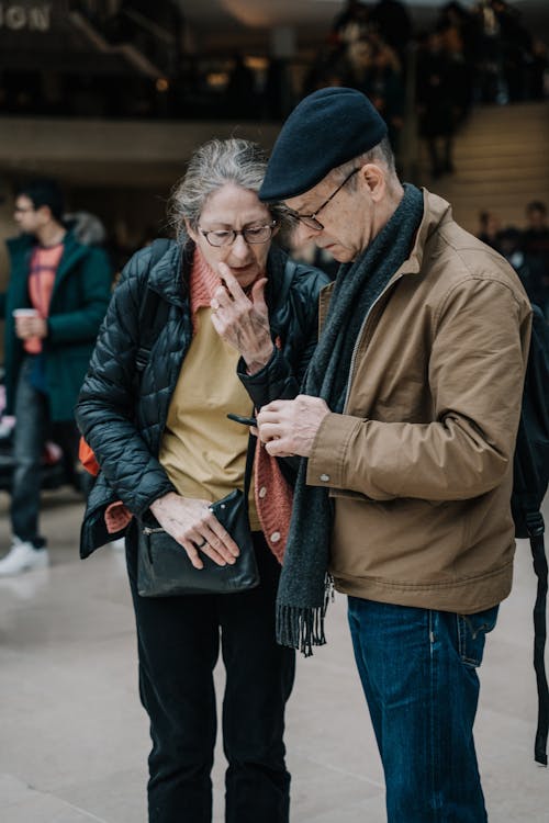 Fotobanka s bezplatnými fotkami na tému bundy, dioptrické okuliare, dvojica