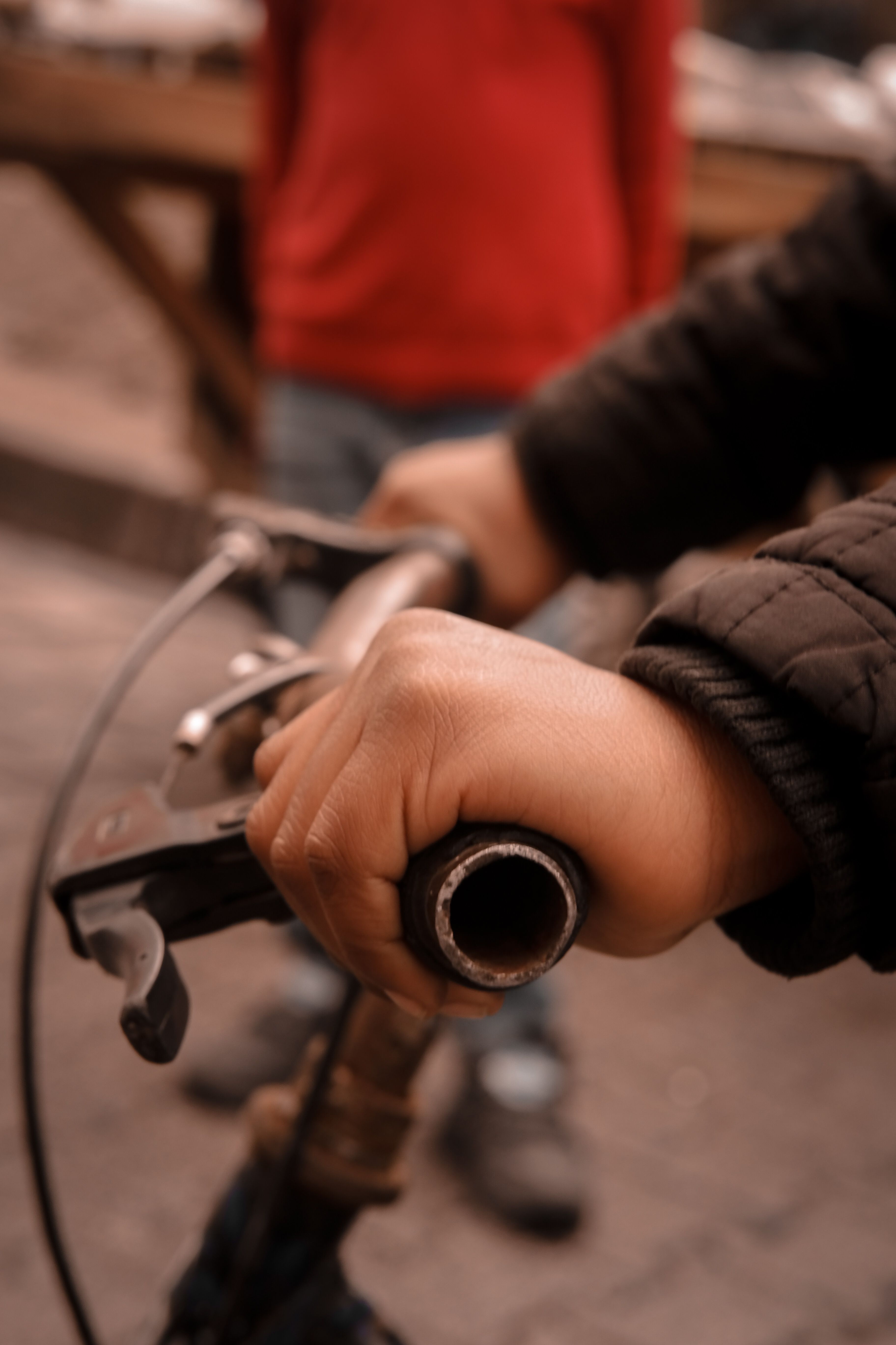 自転車のハンドルを握る子どもの手