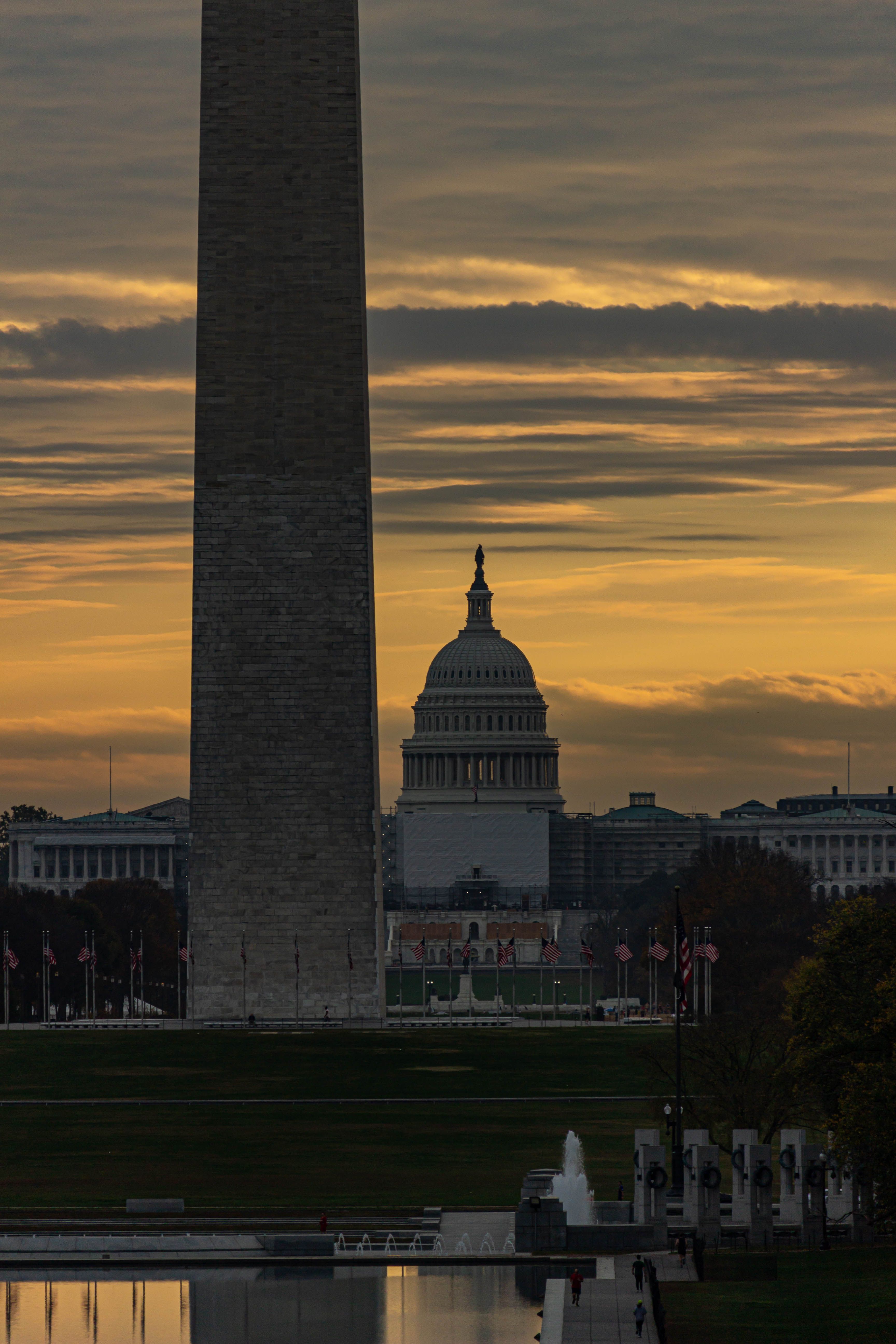 How do Americans debate monuments and historical memory in public spaces?