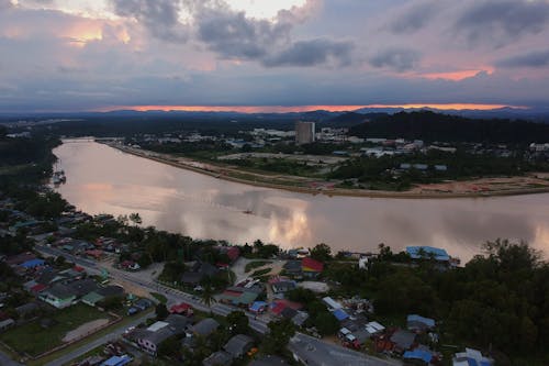 Foto Udara Bangunan Di Pulau Yang Dikelilingi Perairan