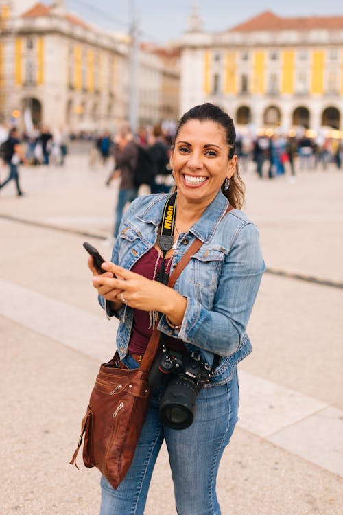 Wanita Tersenyum Memegang Fotografi Fokus Selektif Ponsel Cerdas