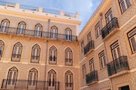 里斯本的建筑立面优雅，带有葡萄牙传统阳台