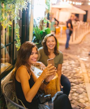 在里斯本的一家户外咖啡馆，两名女子分享着欢乐时刻