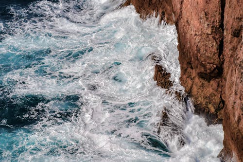 Onde Del Mare Che Si Infrangono Sulla Formazione Rocciosa