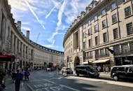 伦敦摄政街繁忙的景象，展示了标志性的曲线建筑和繁华的城市生活