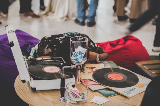 环境布置得十分雅致，配有一台老式黑胶唱片机，四周环绕着音乐配件，充满休闲氛围