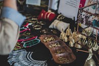 室内展出了包括戒指、耳环和项链在内的各种优雅珠宝，可供近距离观赏