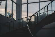 黄昏时分，现代建筑的内部景观显得格外优雅，玻璃楼梯和大窗户尤为醒目