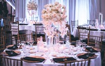婚礼用餐设施奢华，配有优雅的花卉中心装饰和烛光氛围