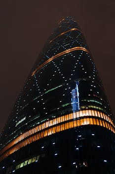 夜晚，广州的摩天大楼被明亮的灯光照亮