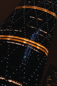 摩天大楼的夜间照明采用了反光玻璃和现代建筑技术