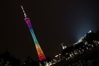 在漆黑的天空映衬下，广州塔明亮的夜色充满活力