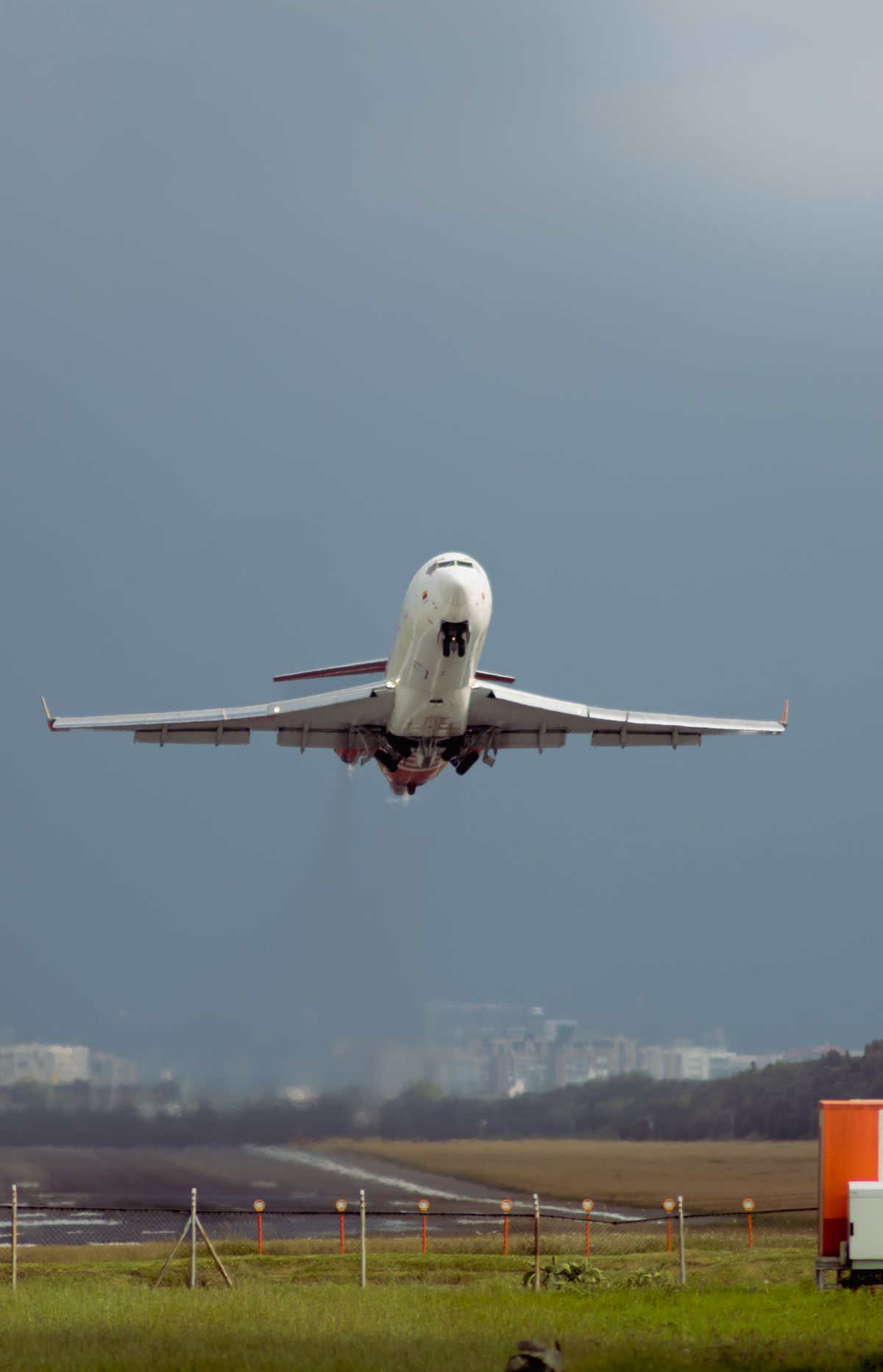 United Airlines' Flight Reductions: Impact on Travel and Crypto Markets