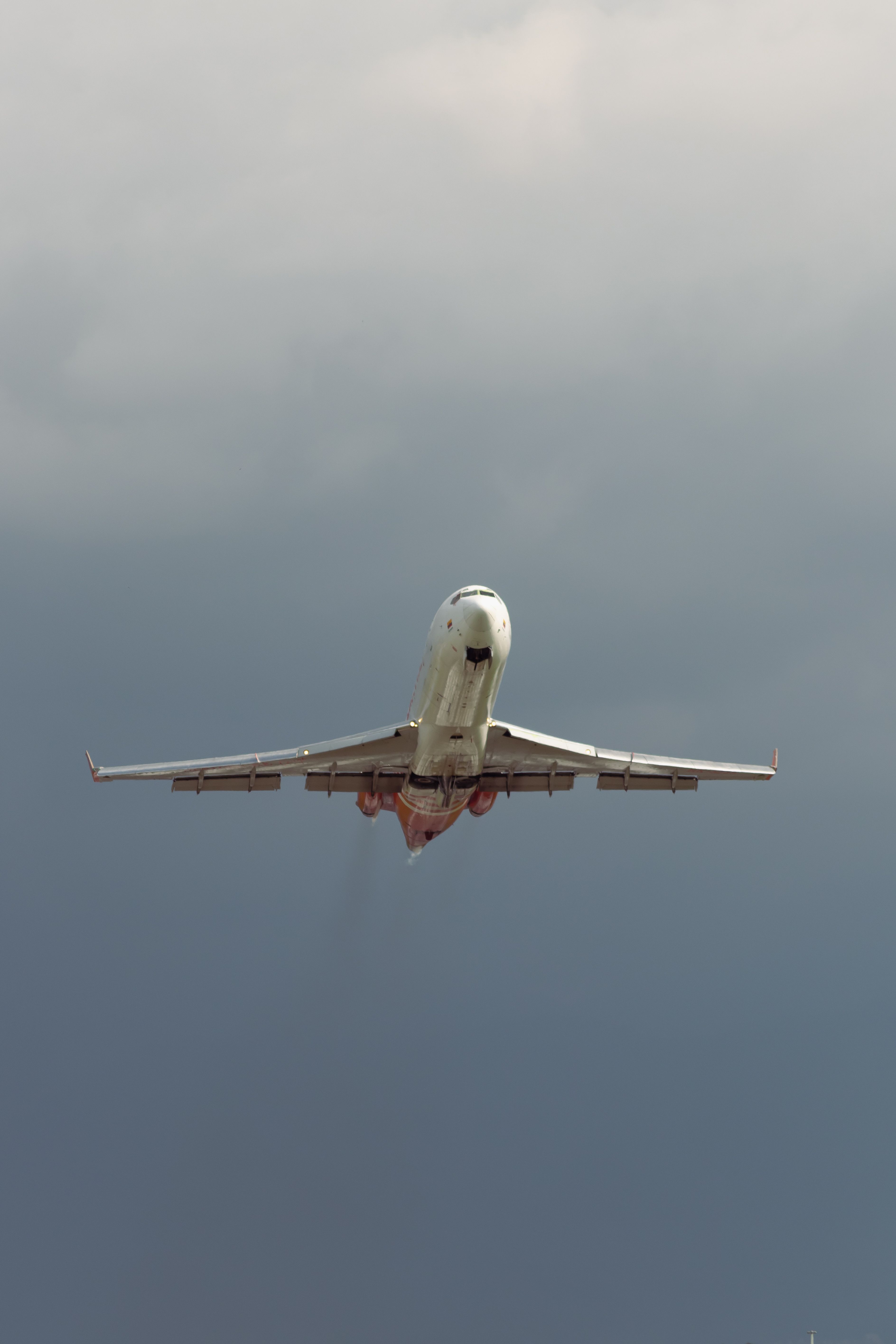 曇り空へ向かって離陸する旅客機