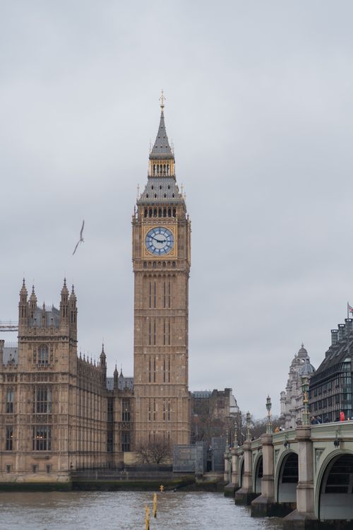 Free Classic view of Big Ben and Westminster Bridge in London, ideal for travel and architectural themes. Stock Photo