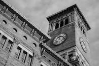 一张引人注目的黑白照片中，拍摄的是一座历史悠久的钟楼，其建筑细节十分复杂