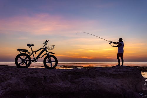 Fotos de stock gratuitas de anochecer, bicicleta, caña de pescar