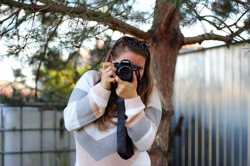 Mujer Tomando Fotografías Con Cámara Dslr Negra