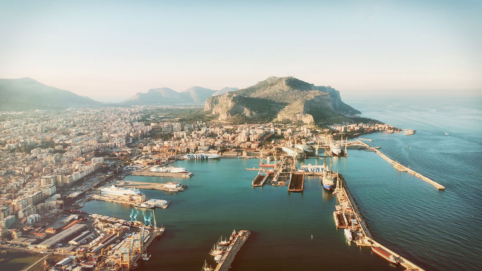 Cazare în Palermo: portul și orașul văzute de sus, cu Monte Pellegrino în spate