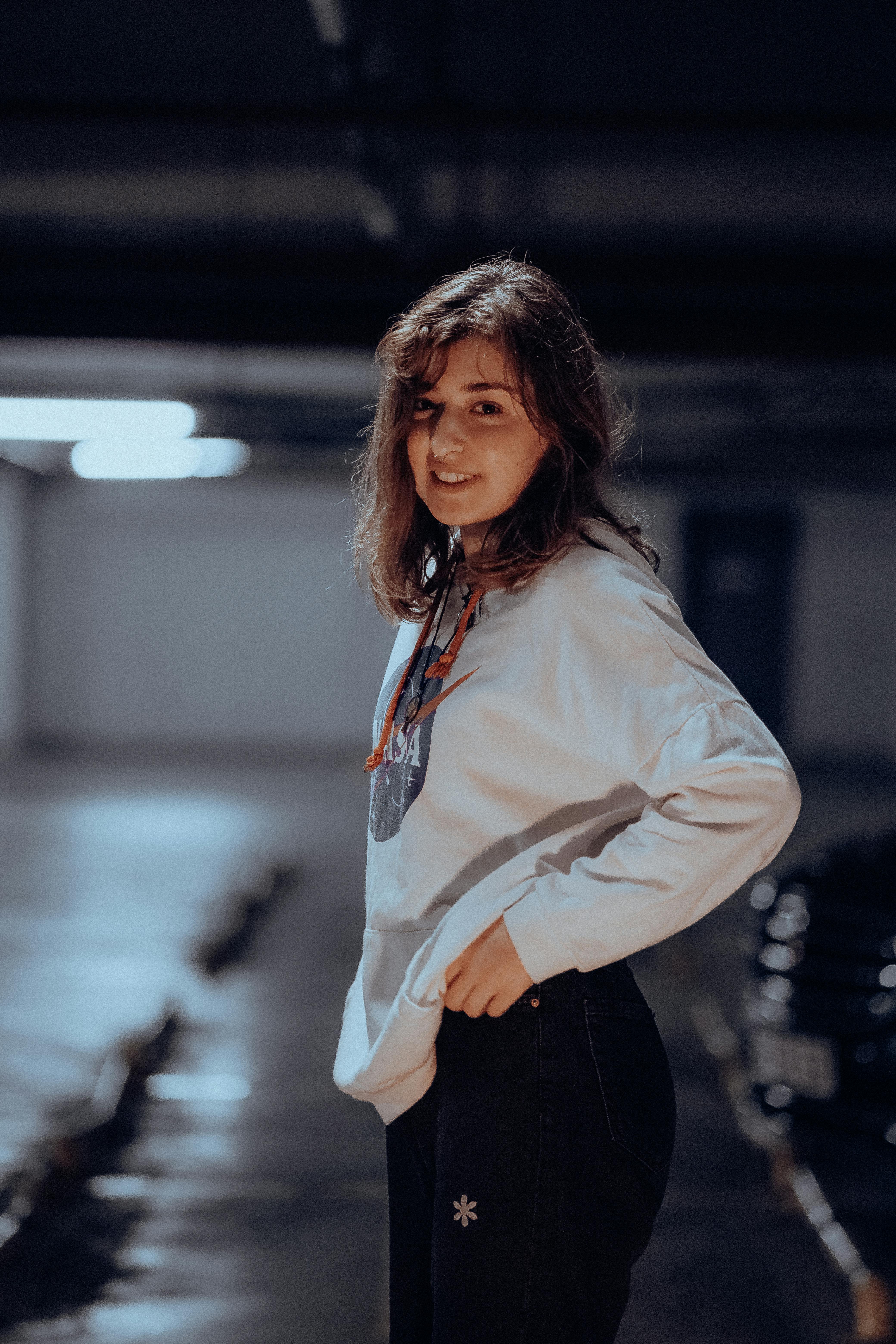 bezplatná Základová fotografie zdarma na téma #krytý, atraktivní, bílá mikina Základová fotografie