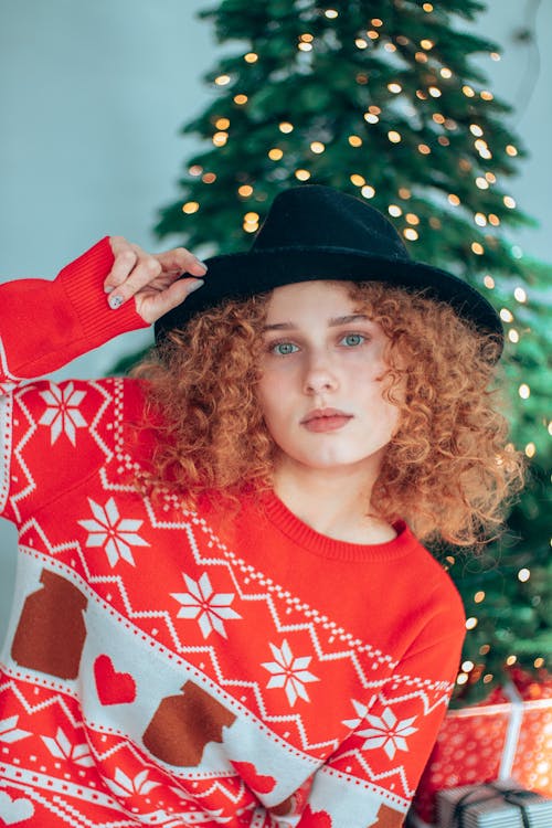 Foto d'estoc gratuïta de arbre de Nadal, barret, dona caucàsica
