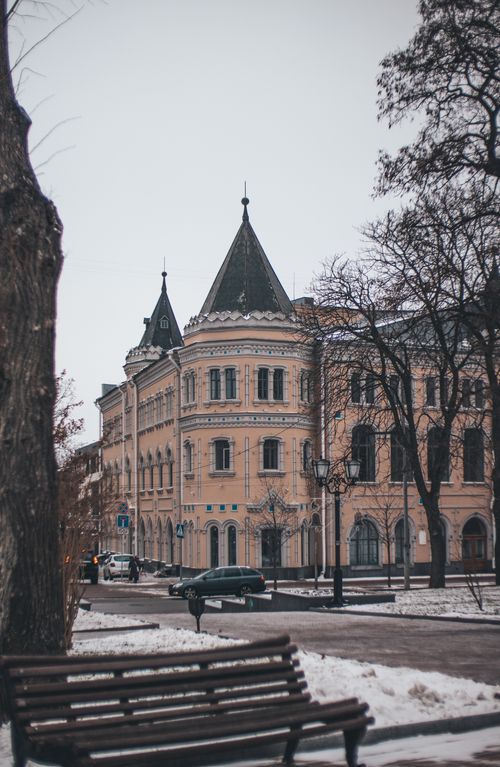 Free A picturesque view of a historic residential building in a snowy urban setting, capturing winter's charm. Stock Photo